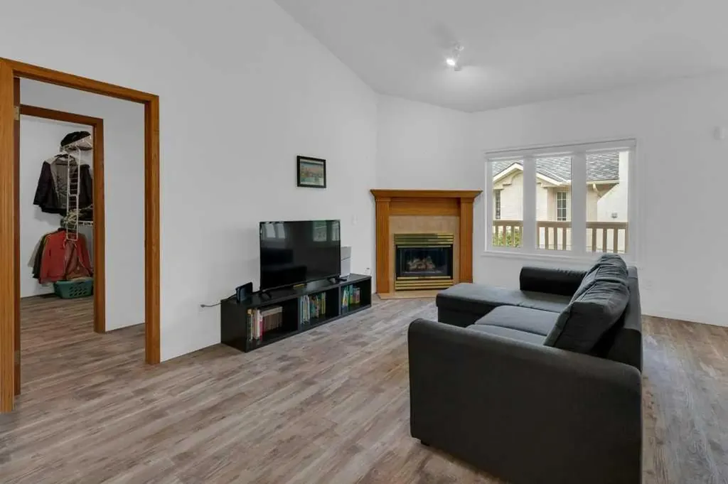 119 Edgepark Villas NW Calgary AB T3A 3S2