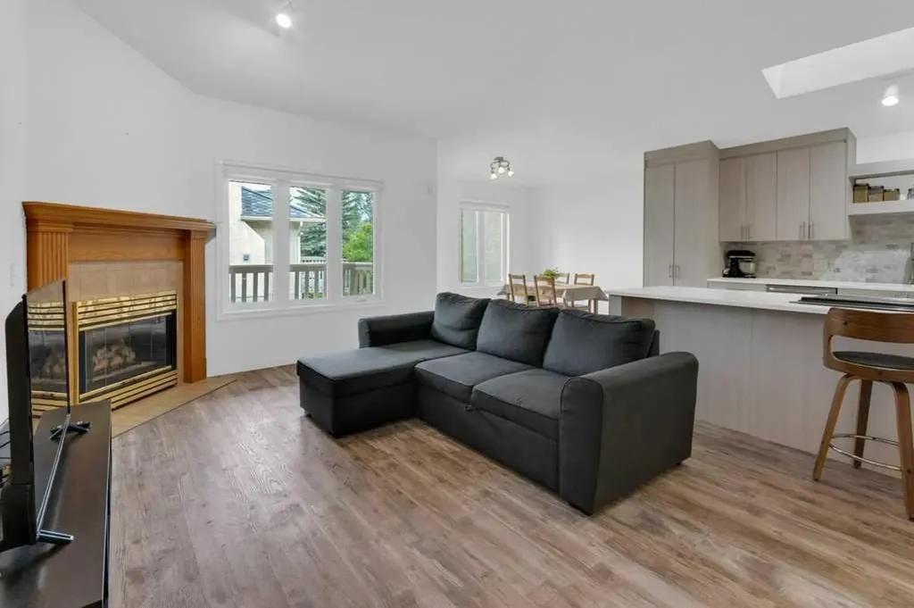 119 Edgepark Villas NW Calgary AB T3A 3S2