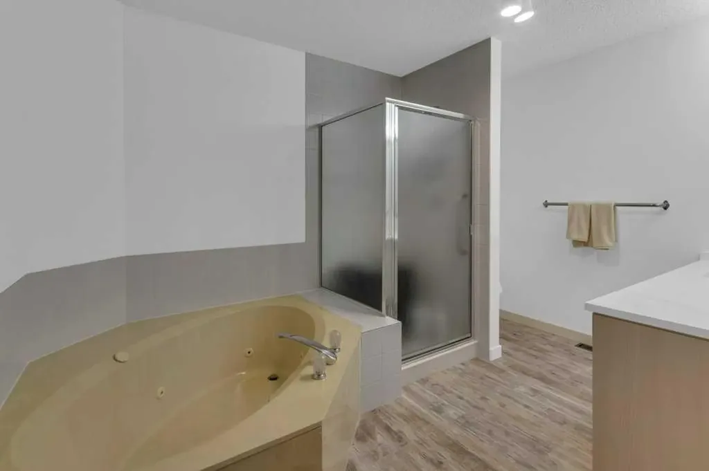 119 Edgepark Villas NW Calgary AB T3A 3S2