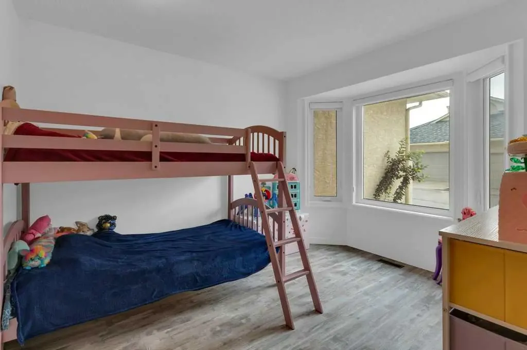 119 Edgepark Villas NW Calgary AB T3A 3S2