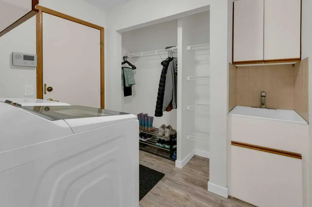 119 Edgepark Villas NW Calgary AB T3A 3S2