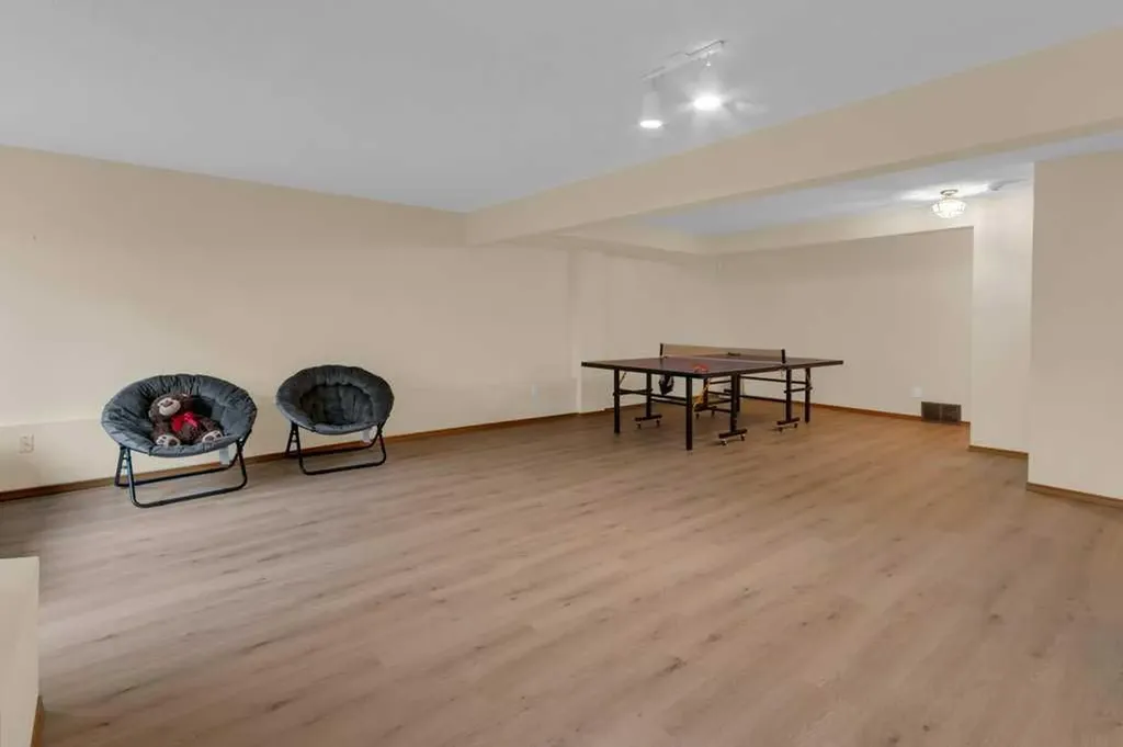 119 Edgepark Villas NW Calgary AB T3A 3S2