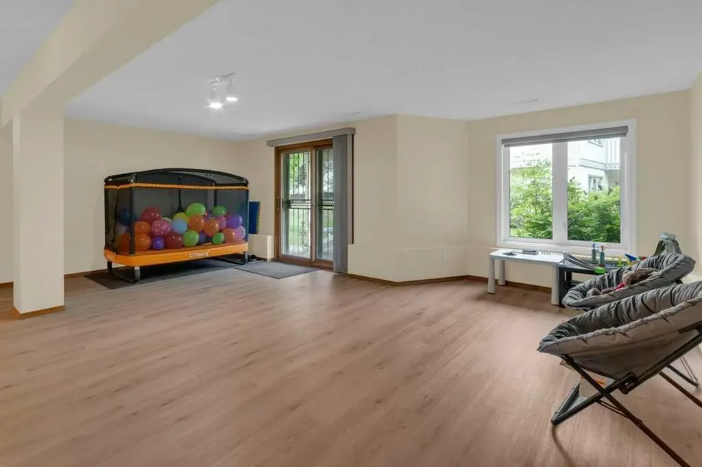 119 Edgepark Villas NW Calgary AB T3A 3S2