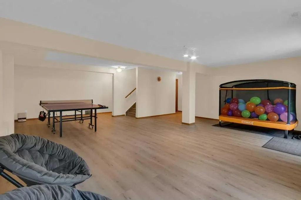 119 Edgepark Villas NW Calgary AB T3A 3S2