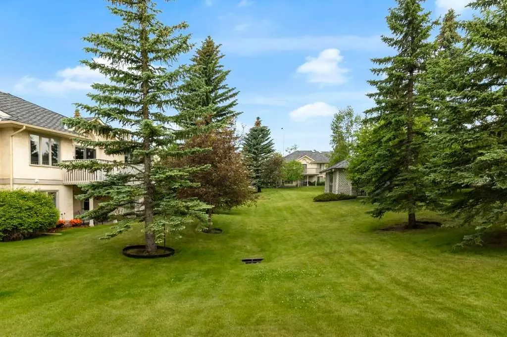 119 Edgepark Villas NW Calgary AB T3A 3S2