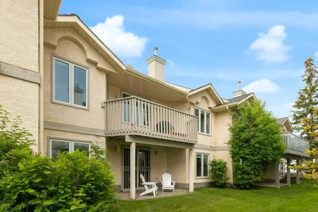 119 Edgepark Villas NW Calgary AB T3A 3S2