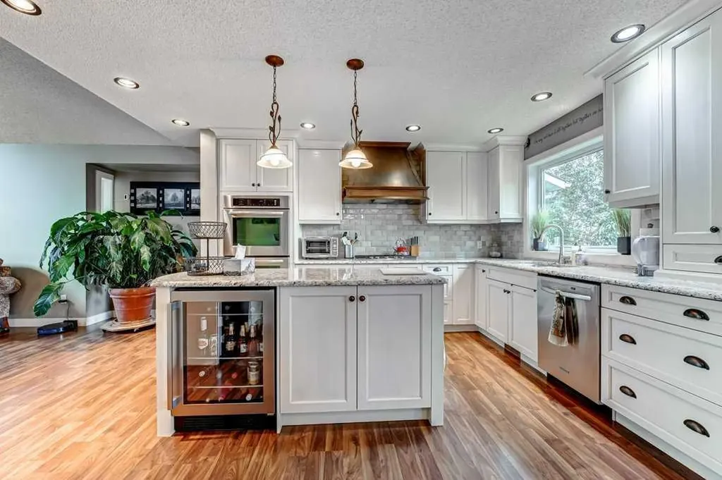 2824 Signal Hill Drive SW Calgary AB T3H 2C8