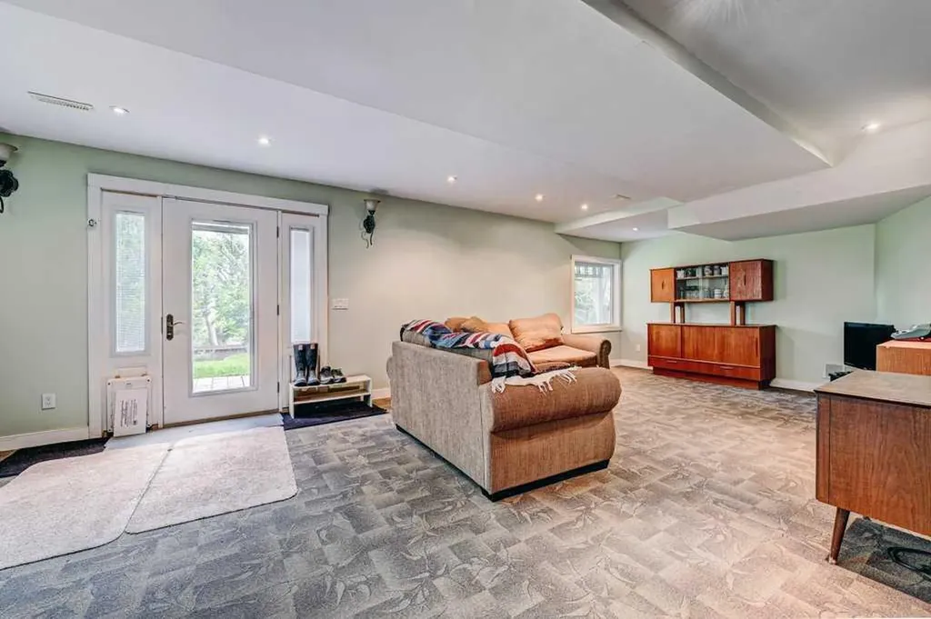 2824 Signal Hill Drive SW Calgary AB T3H 2C8