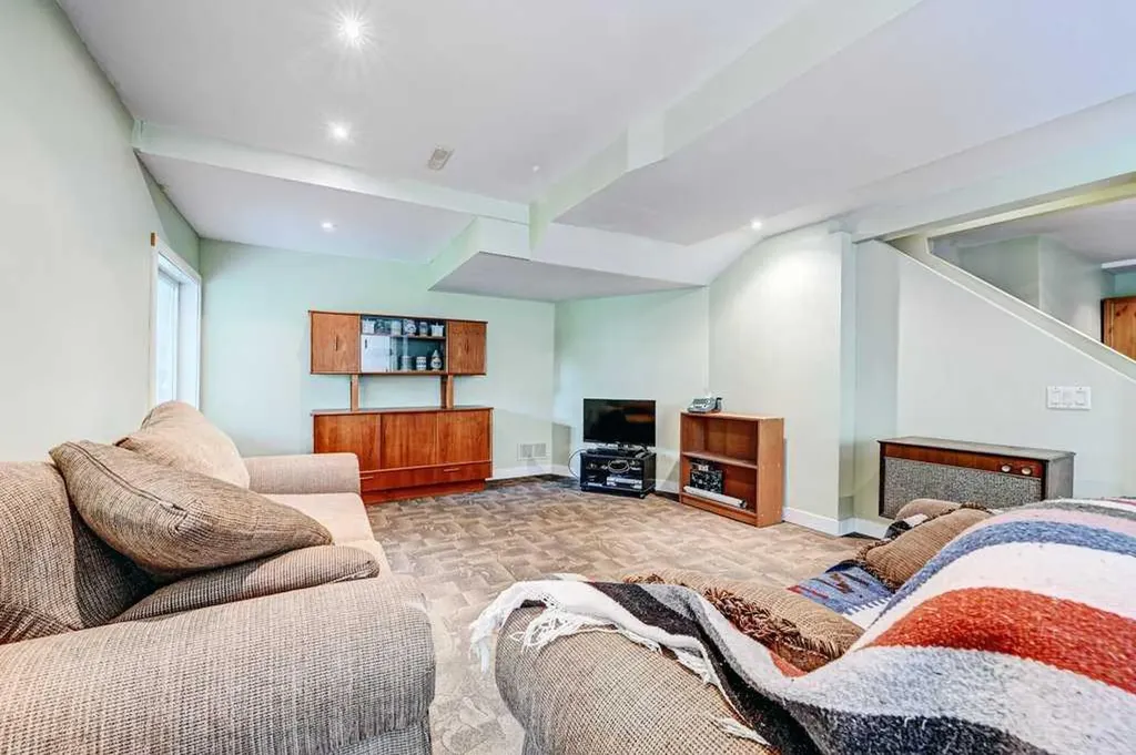 2824 Signal Hill Drive SW Calgary AB T3H 2C8
