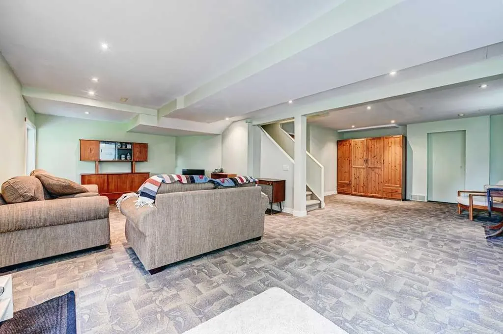 2824 Signal Hill Drive SW Calgary AB T3H 2C8