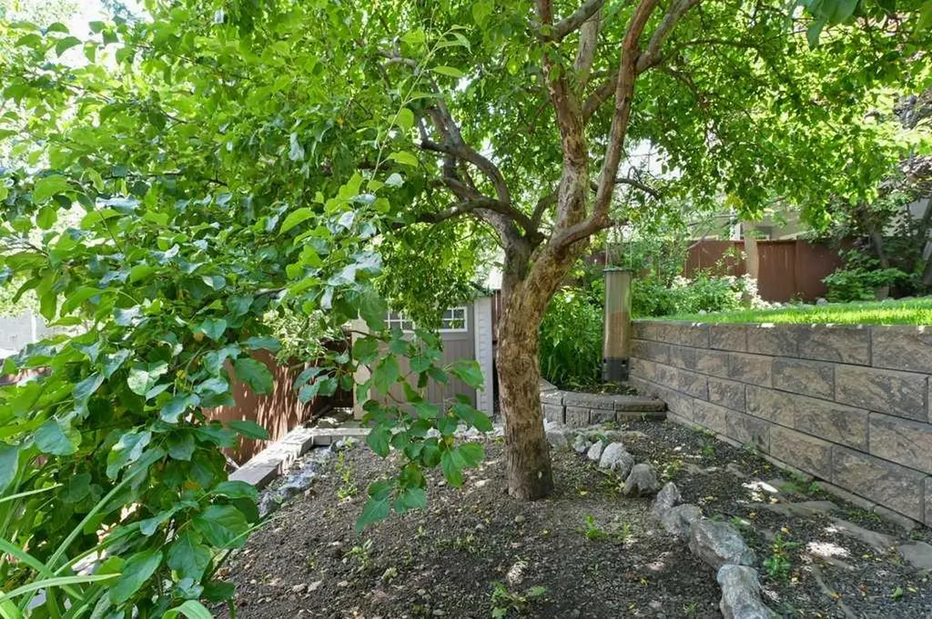 2824 Signal Hill Drive SW Calgary AB T3H 2C8