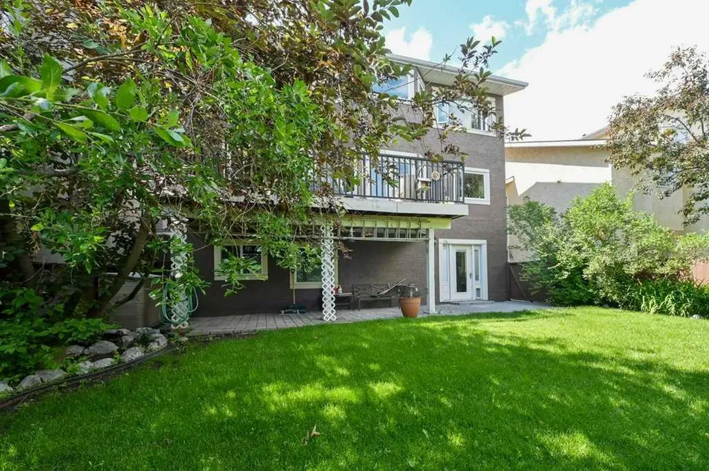 2824 Signal Hill Drive SW Calgary AB T3H 2C8