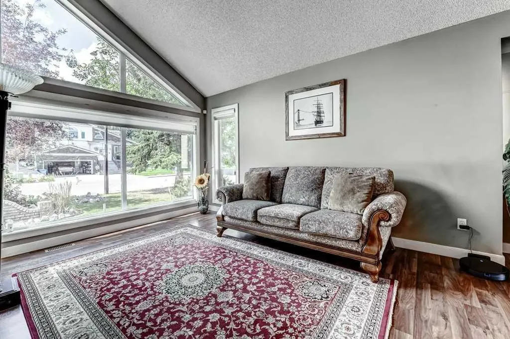 2824 Signal Hill Drive SW Calgary AB T3H 2C8