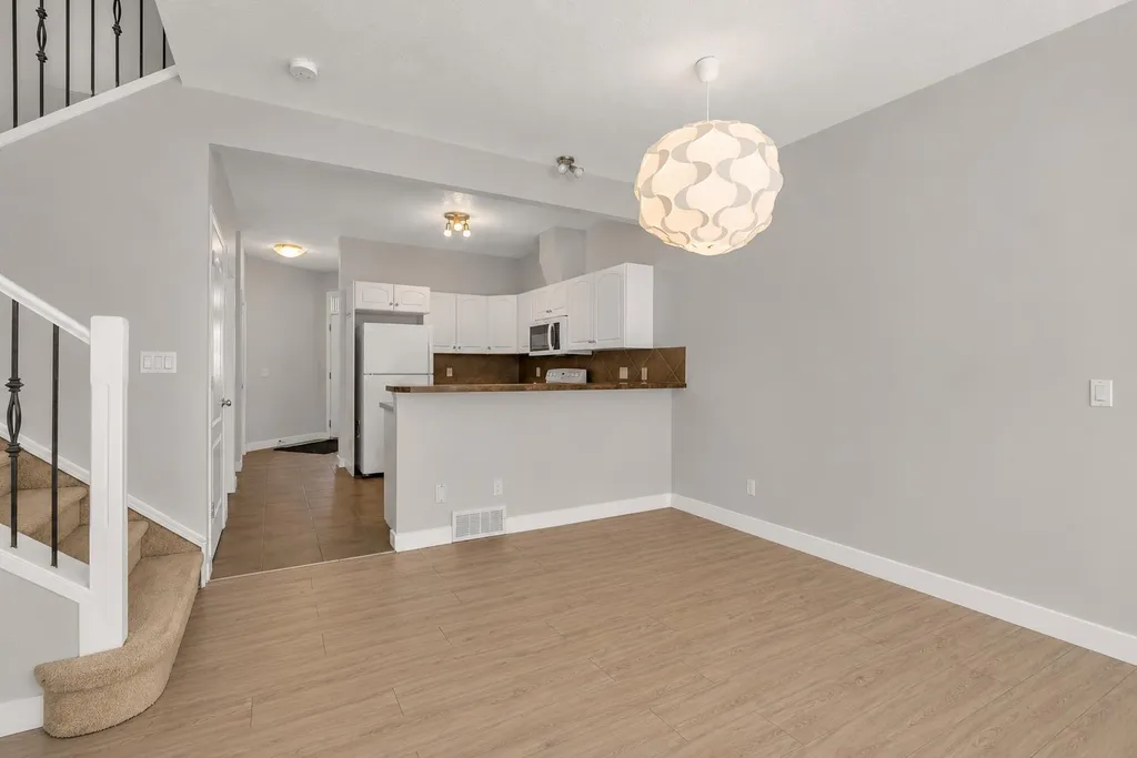 34 Royal Manor NW Calgary AB T3G 5T7