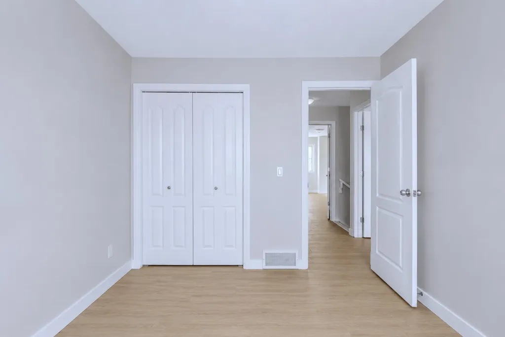 34 Royal Manor NW Calgary AB T3G 5T7