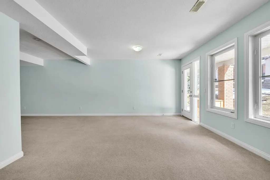 34 Royal Manor NW Calgary AB T3G 5T7
