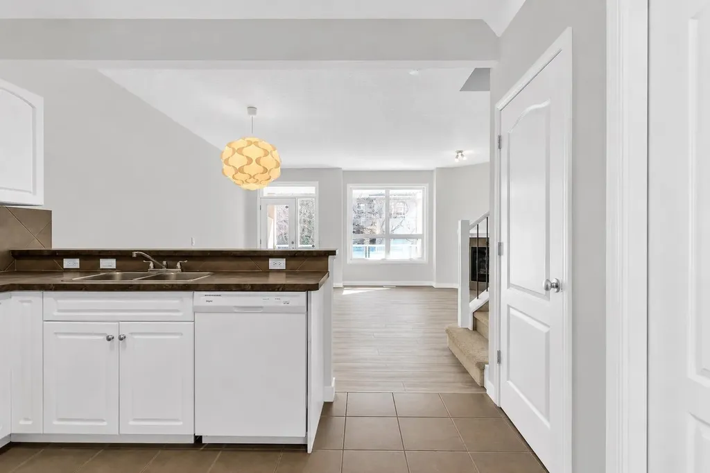 34 Royal Manor NW Calgary AB T3G 5T7