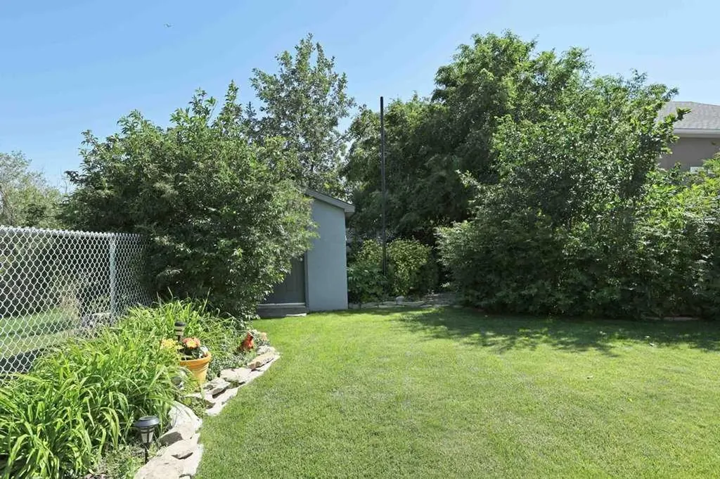 96 Greystone Close E Brooks AB T1R 1M1