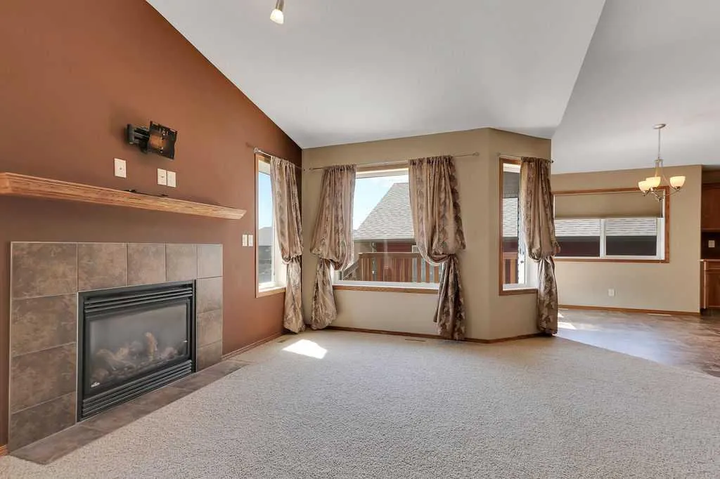 9 Thomas Place Red Deer AB T4E 1A3