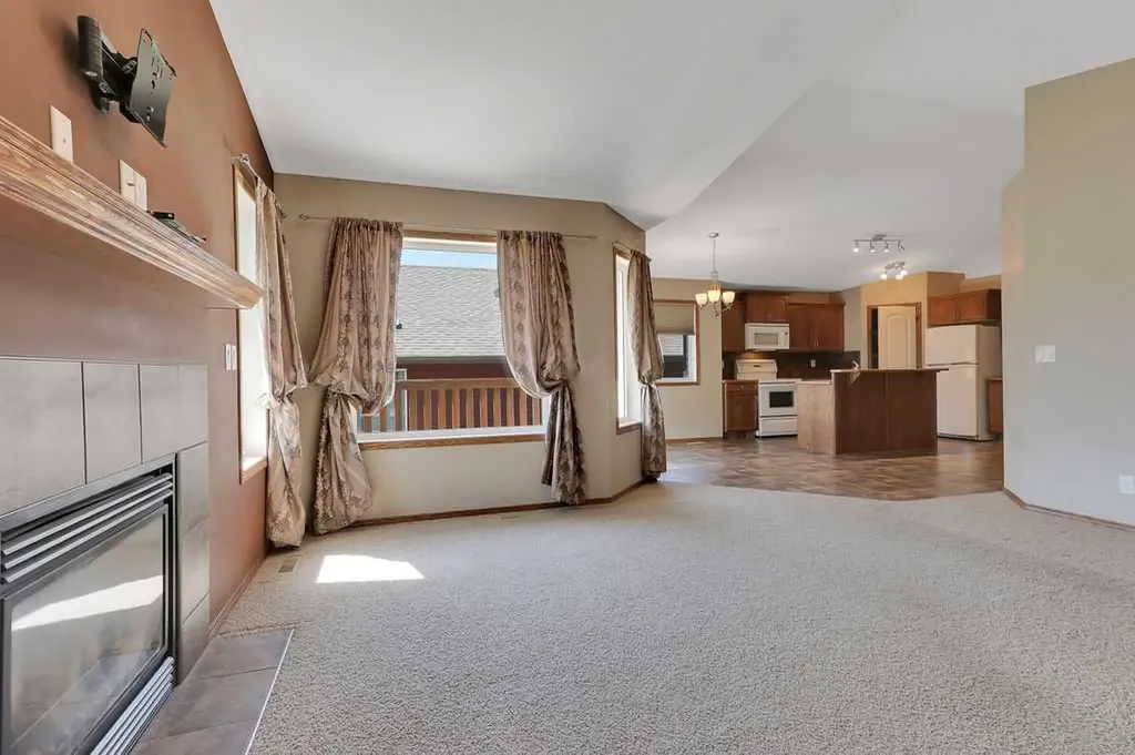 9 Thomas Place Red Deer AB T4E 1A3
