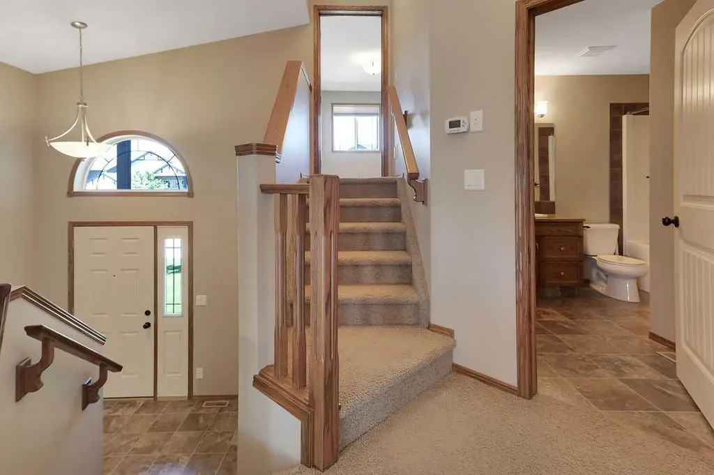 9 Thomas Place Red Deer AB T4E 1A3