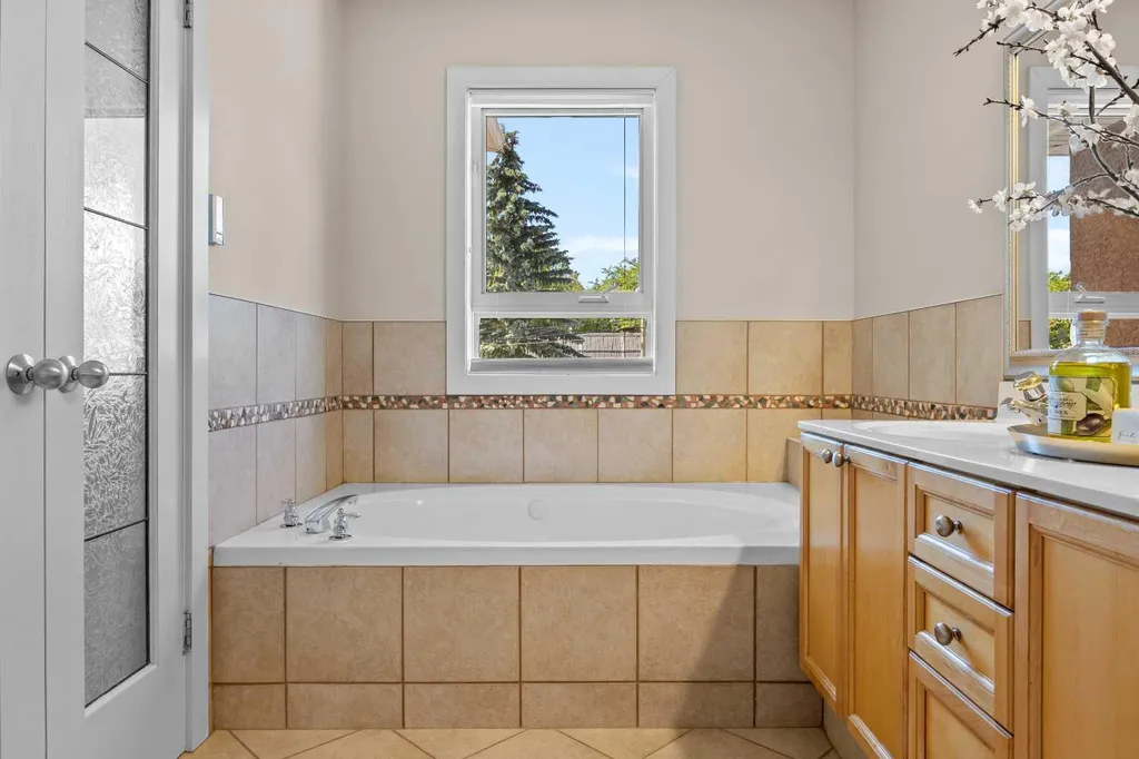 415 28 Avenue NW Calgary AB T2M 2K7