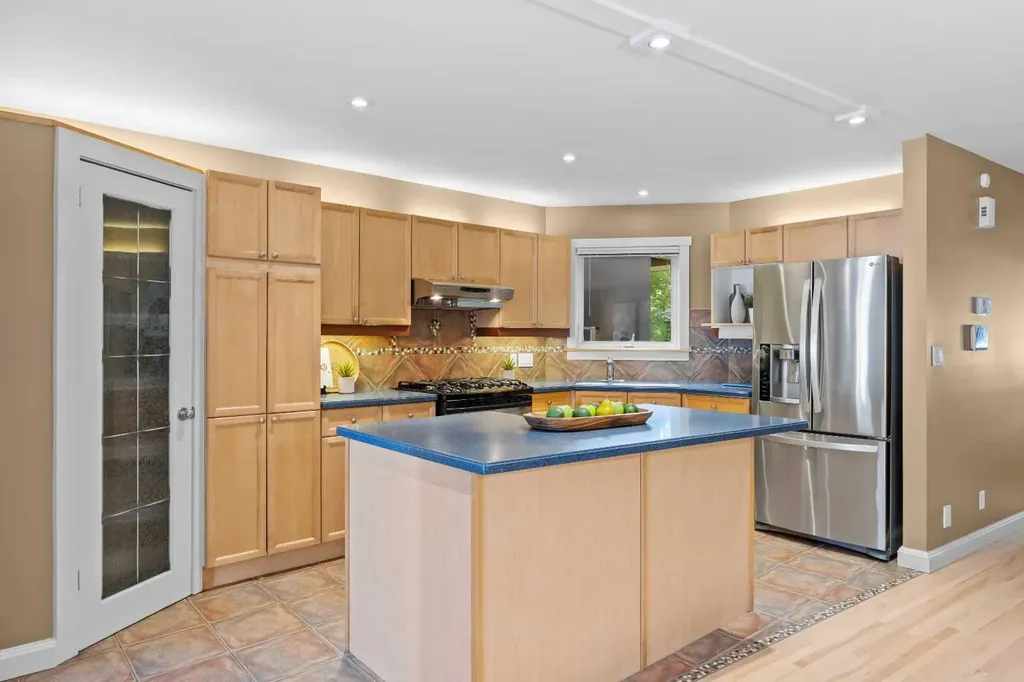 415 28 Avenue NW Calgary AB T2M 2K7