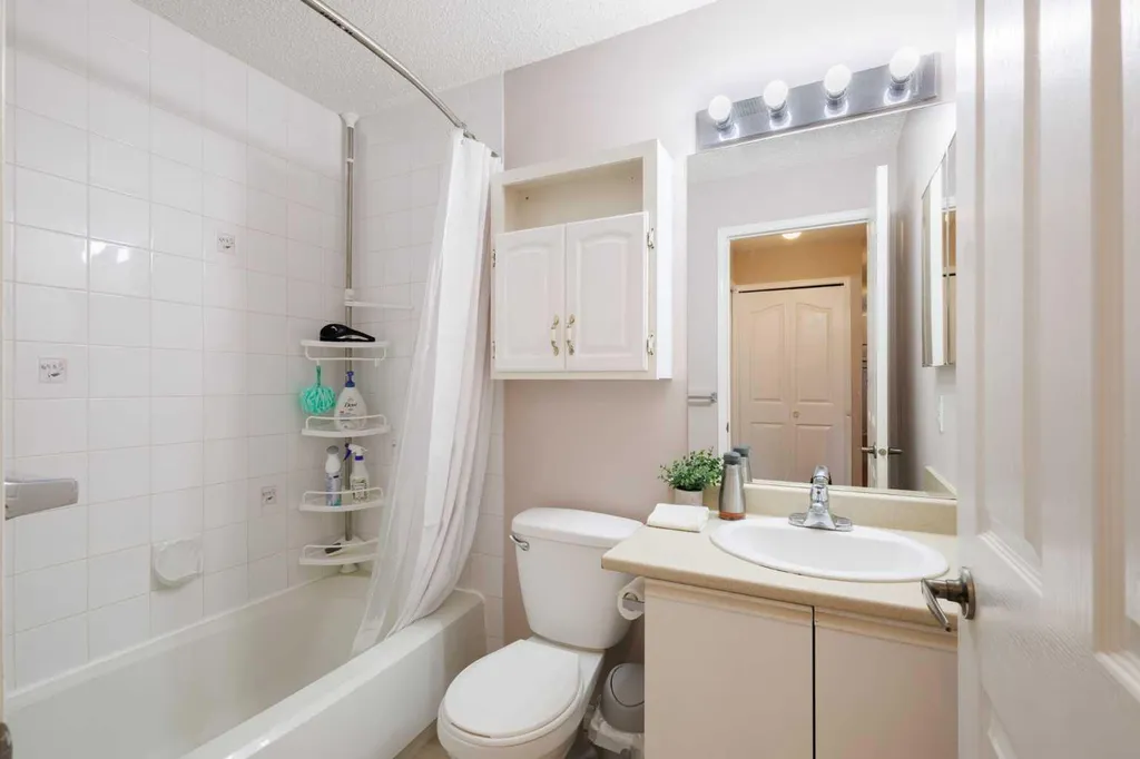 33 Arbour Grove Close NW Calgary AB T3G 4K2