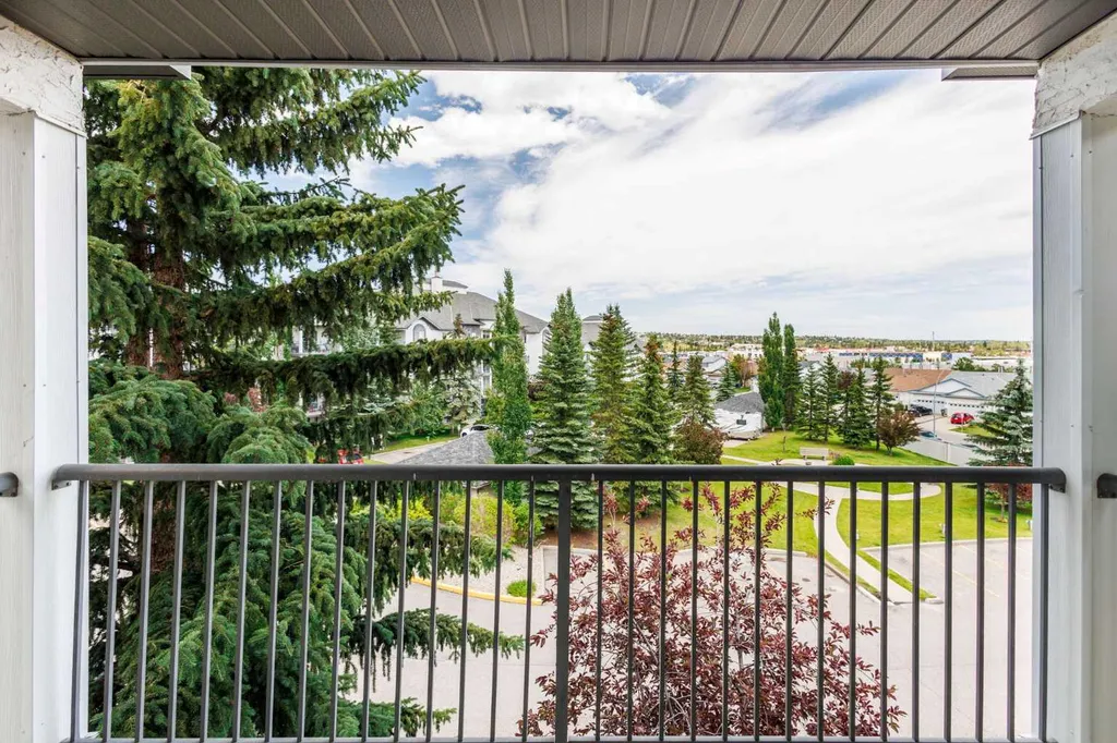 33 Arbour Grove Close NW Calgary AB T3G 4K2