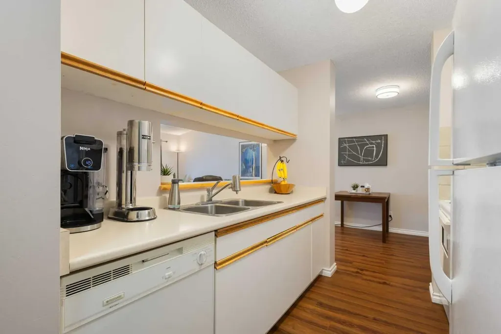 33 Arbour Grove Close NW Calgary AB T3G 4K2