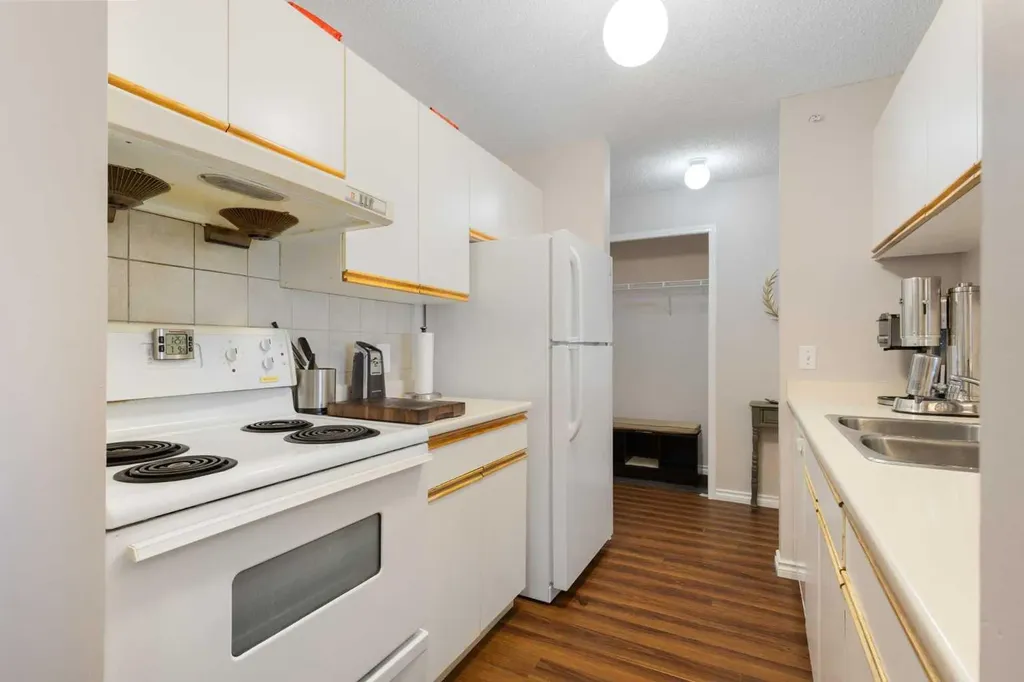 33 Arbour Grove Close NW Calgary AB T3G 4K2
