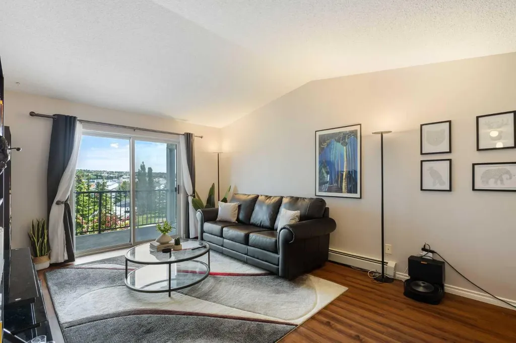 33 Arbour Grove Close NW Calgary AB T3G 4K2