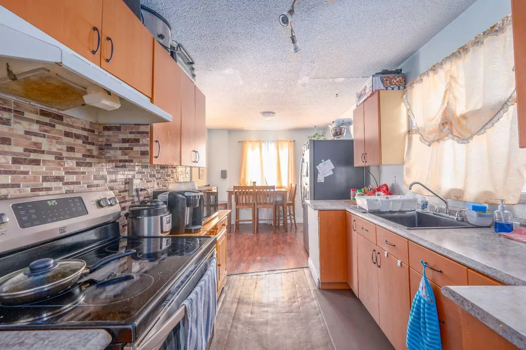 7627 24a Street SE Calgary AB T2C 0Z8