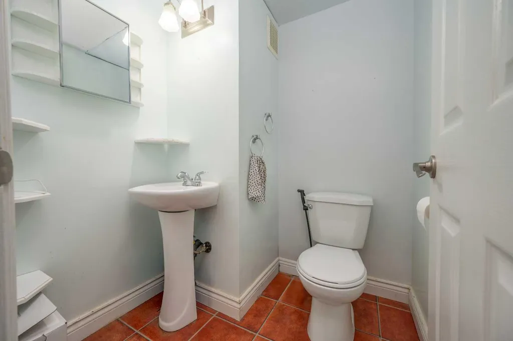 7627 24a Street SE Calgary AB T2C 0Z8
