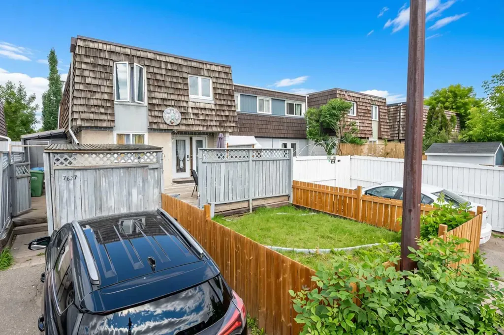 7627 24a Street SE Calgary AB T2C 0Z8