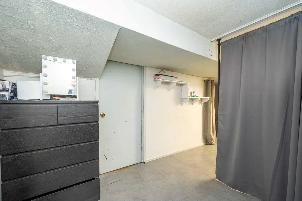 7627 24a Street SE Calgary AB T2C 0Z8