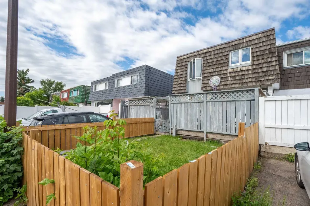 7627 24a Street SE Calgary AB T2C 0Z8