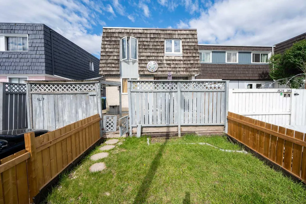 7627 24a Street SE Calgary AB T2C 0Z8
