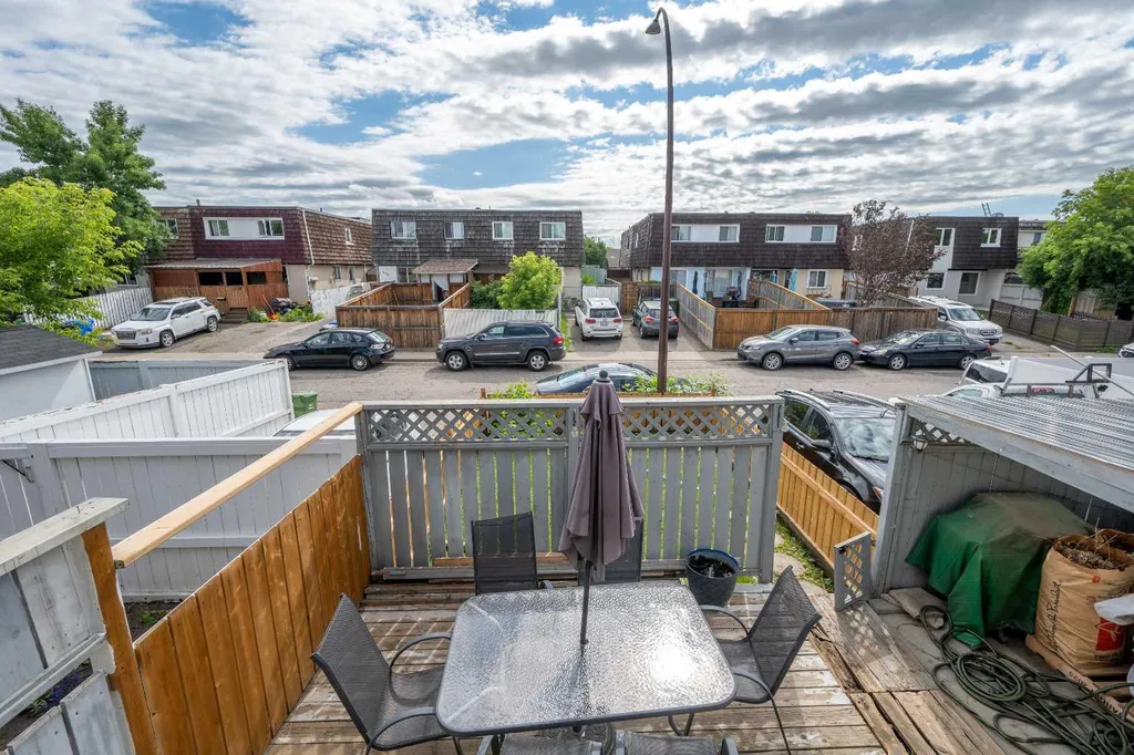 7627 24a Street SE Calgary AB T2C 0Z8