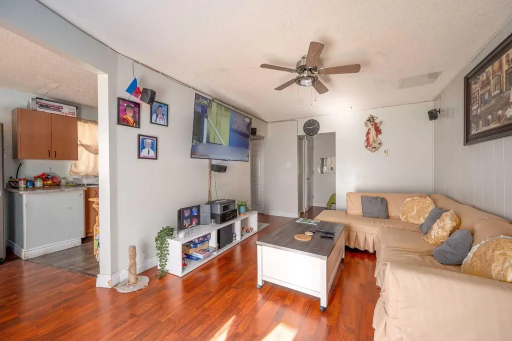 7627 24a Street SE Calgary AB T2C 0Z8