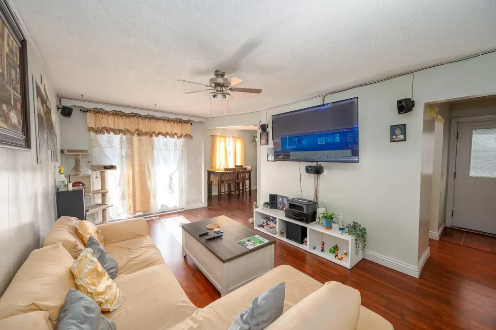 7627 24a Street SE Calgary AB T2C 0Z8
