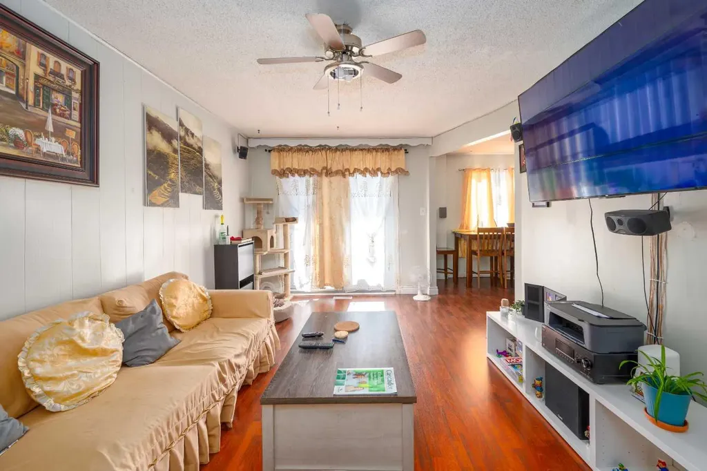 7627 24a Street SE Calgary AB T2C 0Z8