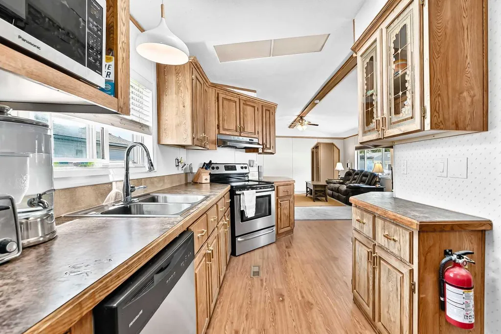 6724 17 Avenue SE Calgary AB T2A0W5