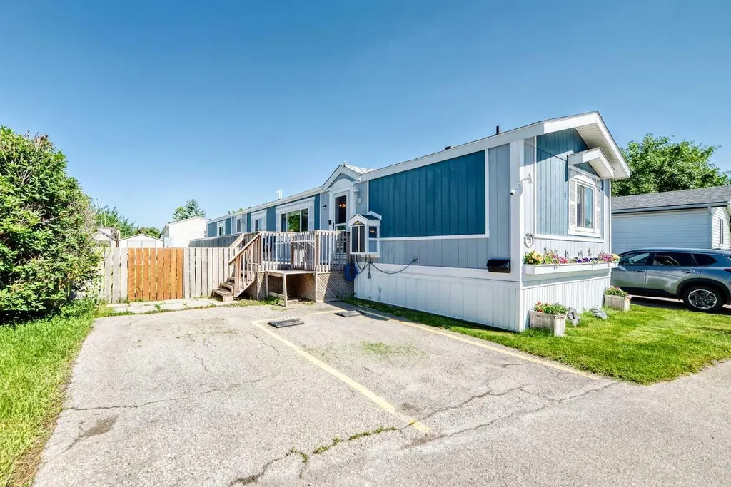 6724 17 Avenue SE Calgary AB T2A0W5