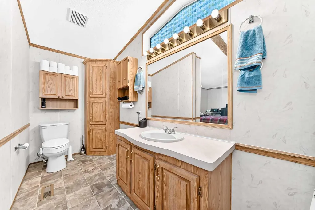 6724 17 Avenue SE Calgary AB T2A0W5
