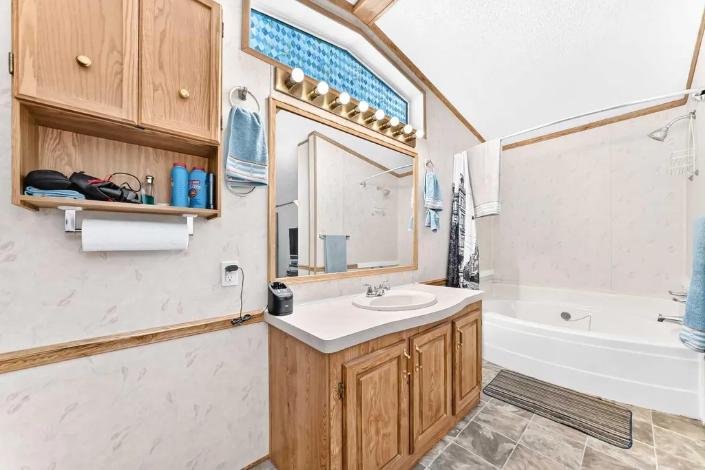 6724 17 Avenue SE Calgary AB T2A0W5