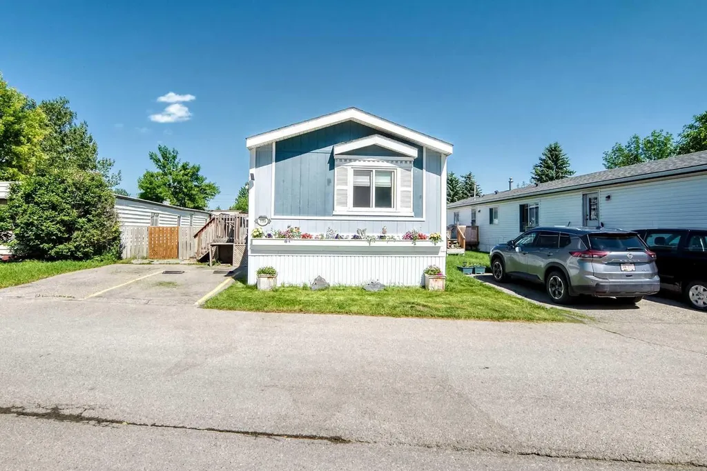 6724 17 Avenue SE Calgary AB T2A0W5