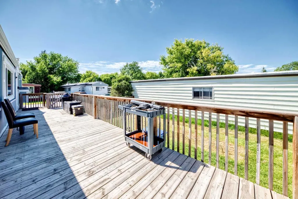 6724 17 Avenue SE Calgary AB T2A0W5
