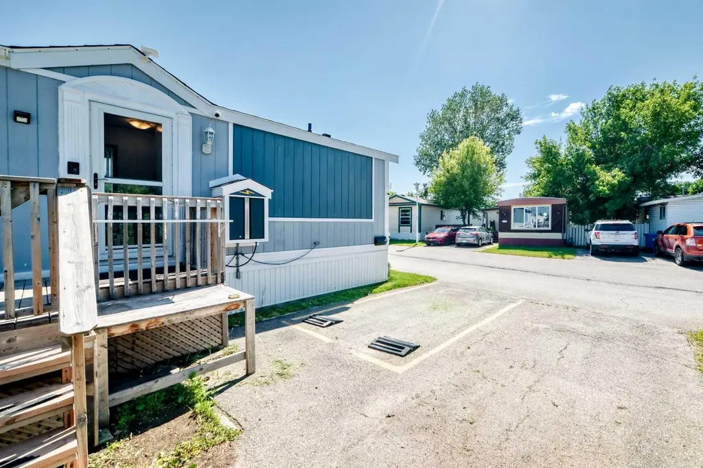 6724 17 Avenue SE Calgary AB T2A0W5