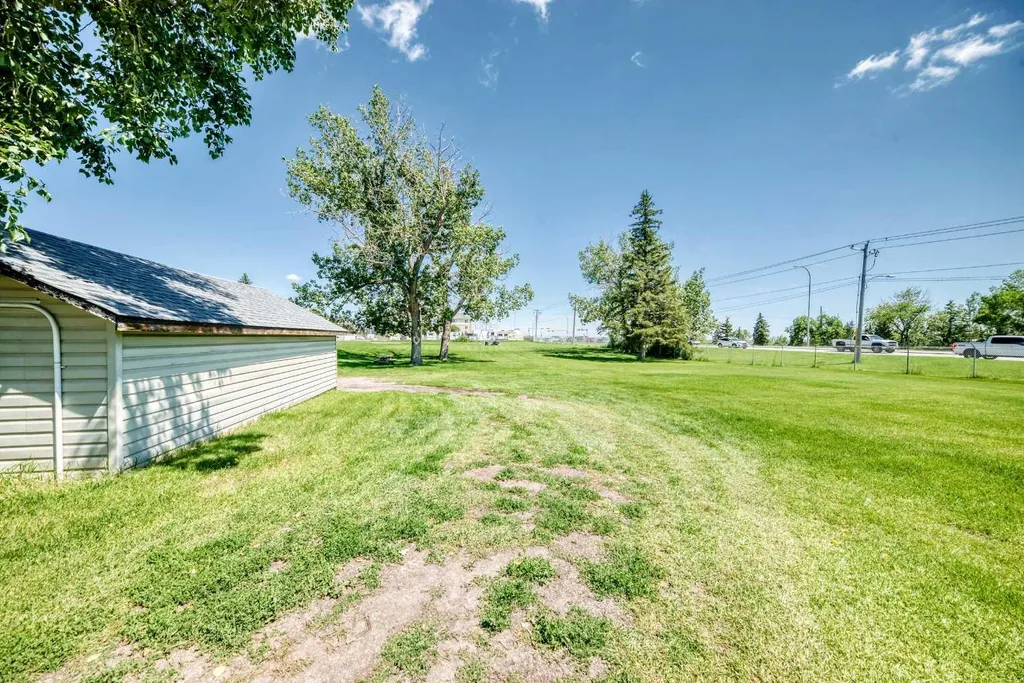 6724 17 Avenue SE Calgary AB T2A0W5
